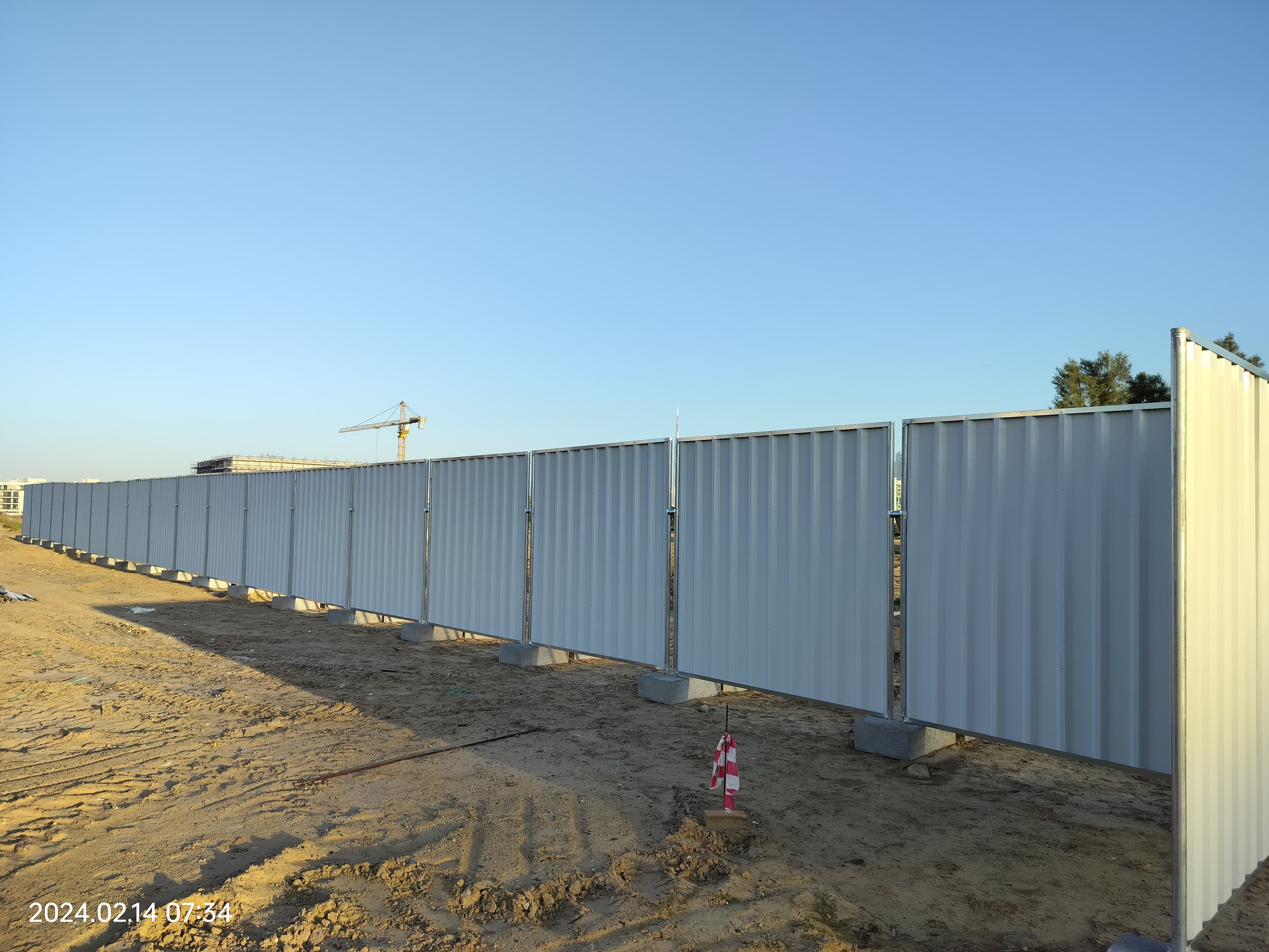 Discontinuous Type Hoarding Fence