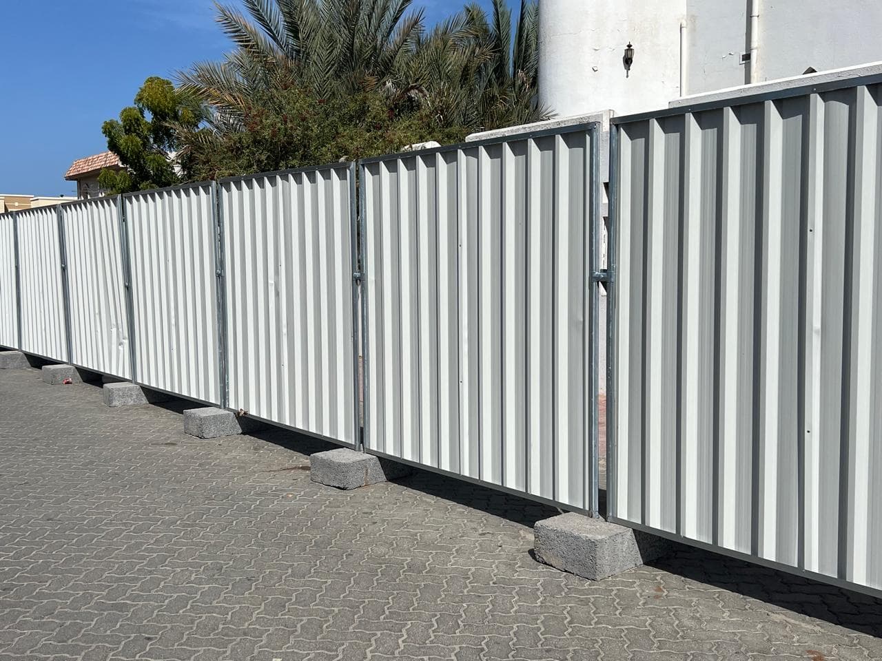 Discontinuous Type Hoarding Fence