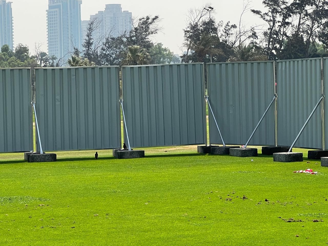 Discontinuous Type Hoarding Fence
